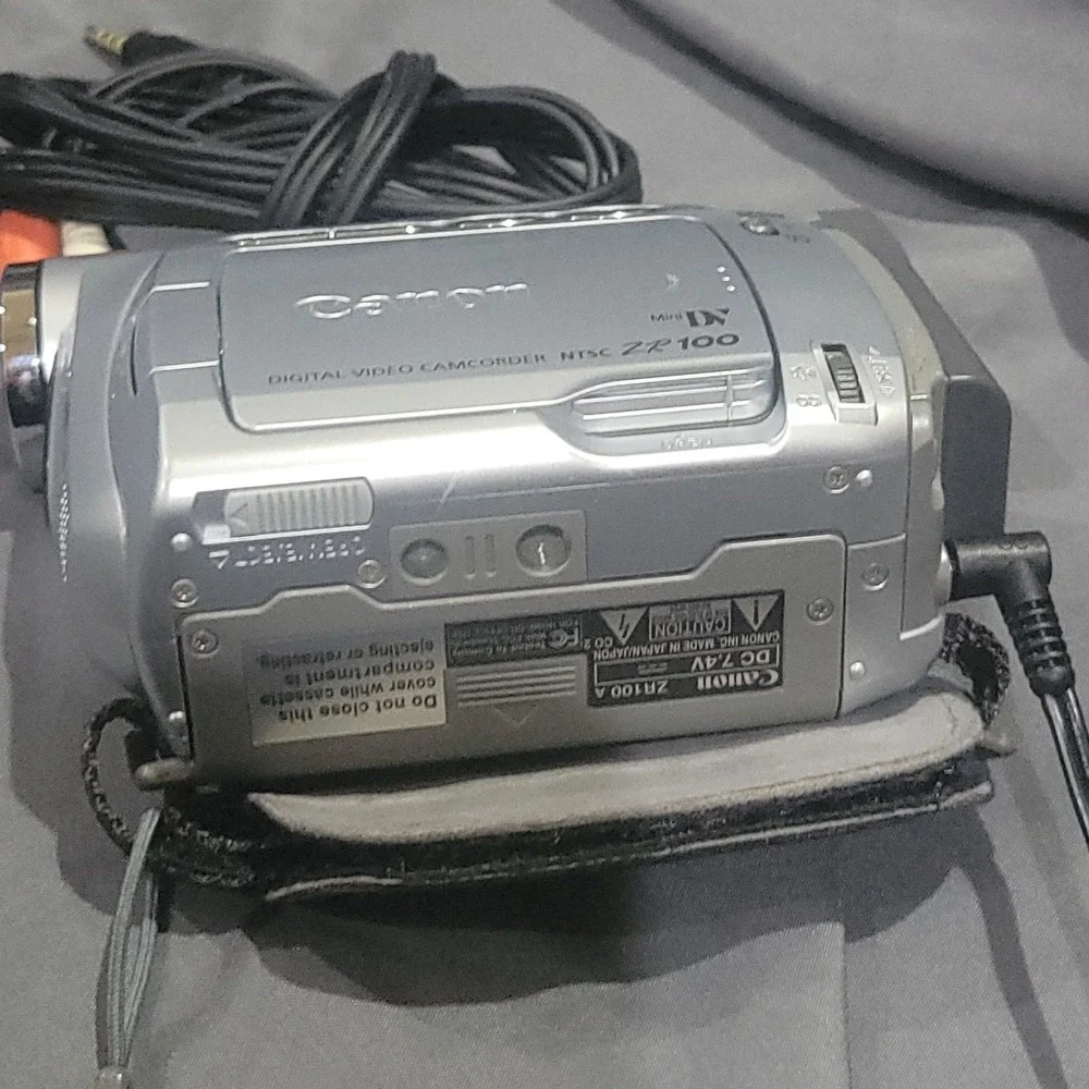 Canon ZR100 Mini DV Camcorder Recorder Tested Works!!! Tripod Case Charger